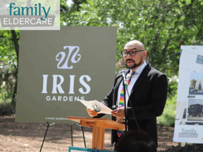 El Dr. Alarcón en el podio de la ceremonia de inauguración de Iris Gardens