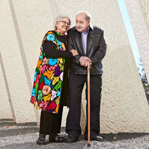 2 people standing next to each other